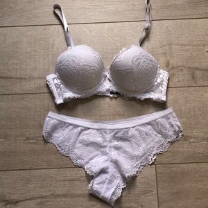NWOT White lingerie set 34B & medium bottoms